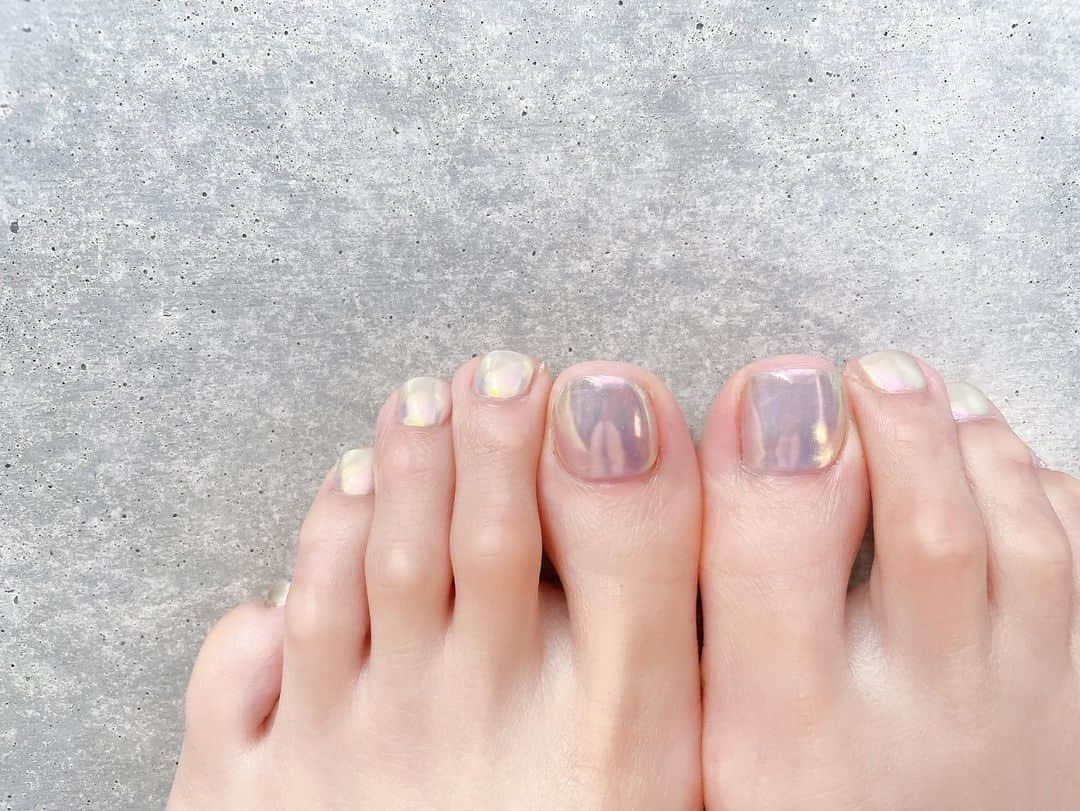 菅野結以さんのインスタグラム写真 - (菅野結以Instagram)「今月の NEW NAIL ☽ ⁡ 前回のネイルが気にいりすぎてリピート オーロラミラーを重ねて奥行きだして 先端白フレンチ×ゼブラ🦓🥚フットはミラーのみ ⁡ わたしの中に永遠に住み続けずっと幅きかせてる ❤️‍🔥 GAL SPIRIT ❤️‍🔥をゆびさきにこめました ⁡ ギャルっていうのは誰になんと言われようと 我が道を信じて貫き突き進む、 モテとかコンサバとは対極にいる 非常にパンキッシュなマイノリティで どこまでもイノベーティブな存在だとおもう ⁡ この人生でギャルをやりきったことは誇り♡ いまも心はずっとギャルです ⁡ ハンドの担当は @a_sa1103 さん フットは @lapis_aoi さん ありがとございました☺︎ ⁡ まつげは @yun.07s のパリジェンヌ 3まいめが素まつげ 👁 4まいめがメイク後 ゆるやかカーブよりばちばちまつげが相変わらずすき #nail #eyelash #nailart #mirrornail #gal #lapis #beauty #ネイル #ミラーネイル #ネイルアート #パリジェンヌラッシュリフト」2月9日 18時47分 - yui_kanno