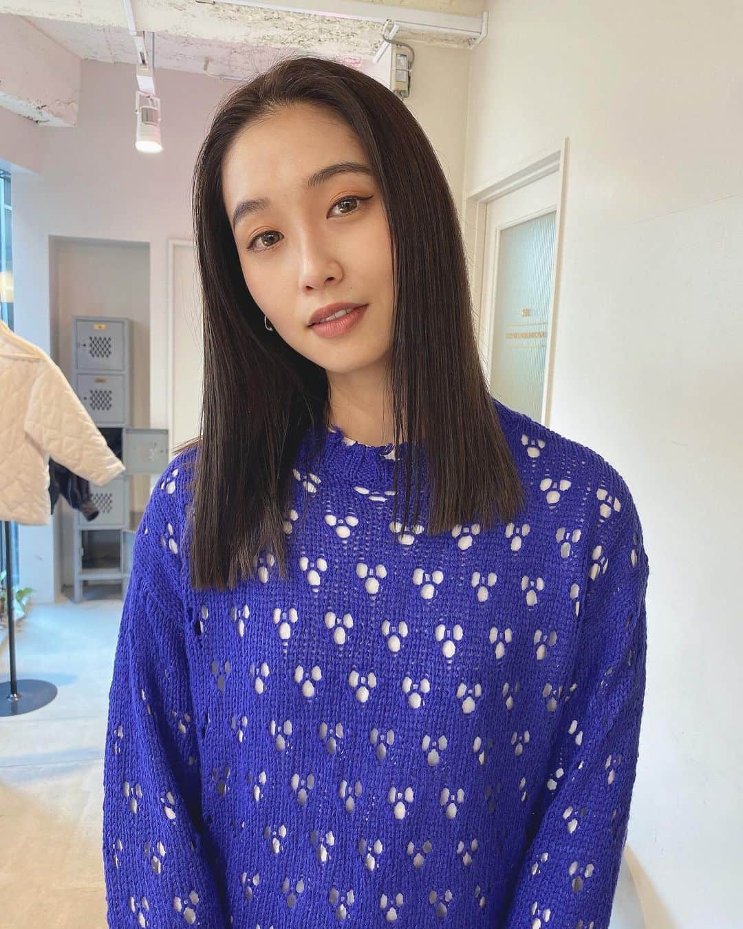 谷川りさこのインスタグラム：「めっちゃ良い髪色と 褒められるカラー❤️ 綺麗な透明感ある カラーにオーダーしています！ @ryuuusei.0601  ありがとうございます！ 髪の毛が綺麗にするだけで 自分のモチベーションも 変わりますね！てへ  #hair #ccrew #shibuya #カラートリートメント #hairstyle  #明日大雪みたい #気をつけて ね」
