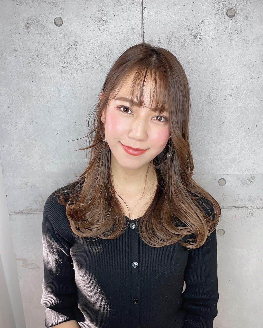 杉野遥奈のインスタグラム：「人生初の前髪作ったので記念に投稿☺️💕笑 何事も挑戦！って考えで、中南米や東南アジアを ヒッチハイクとテントだけで１ヶ月以上旅したり インドで川の水フィルターかけて飲み続けたりするくせに 「絶対私は前髪似合わない！」と自分で思い込んで 髪型変える挑戦だけは出来なかった謎な私…。  いざやってみると、 めっちゃイメチェンにもなって 意外とそこまで変じゃない！とウキウキしてます💗 やっぱり何事も挑戦だなぁ…！笑  そんな私は最近相変わらず仕事も遊びも 最高に楽しみながら取り組めてて、 中東から日本に帰国して１ヶ月ちょっと経ちましたが 来週からまた海外に出る予定です✈️ タイは確定で多分フィリピンも… お誘いされててもしかしたら大好きなメキシコも❤︎  この前ストーリーでも話したけど、 「ないもの」よりも「あるもの」に目を向けたい。 それは自分自身の資質や培ってきた経験もそうだし、 自分の周りにいてくれる人達や環境、 世の情勢だったり自分の行動次第で起こり得るものも。  足りないものや、努力してもどうしようもないこと、 自分より優れてるものなんて、結局一生あり続ける。 そういったことに目を向けるよりも、 今あるものに感謝をして どんどん伸ばしていく考え方で在りたいし、 そんな考え方をする人が増えてほしい。  こんな世の中でも、 自分の気持ちが沈んじゃうことがあっても、 考え方や行動次第でプラスになることって絶対あるから 前向きに行動し続けましょう😌✨  自戒も込めて。まだまだやれるぞ〜！ ２月も楽しく過ごしていきましょう☺️🌈  (めちゃパシャパシャ撮ってもらったので全部載せるw) Thanks❤︎ @kunio_horiuchi @peekaboosalonsofficial  ━━━━━━━━━━━━━━━━━━ #旅する起業女子 #ノマド #アドレスホッパー ✈️44カ国250都市以上旅暮らし 💻独立特化の #Webデザインスクール #DeLife 運営 ━━━━━━━━━━━━━━━━━━」