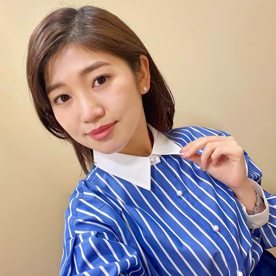 高橋幸のインスタグラム：「きょう2月9日は語呂合わせから 「服の日」といわれるそうで、、、以前着用したキャリアウーマン風シャツの写真で失礼します👔✨ 普段着はつい適当に選びがちですが、おしゃれを楽しむ心の余裕を持った大人でいられるよう努めたいです🙂 #衣装 #shirtfashion」