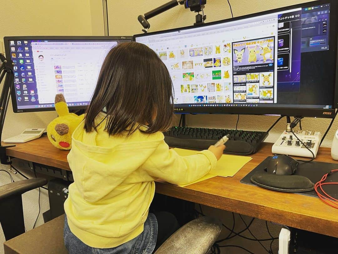 RYUのインスタグラム：「ピカチュウには退化系と進化系が いることを知る2歳女児 「かわいいね〜!!」と言ってます。 #ryuの育児日記」