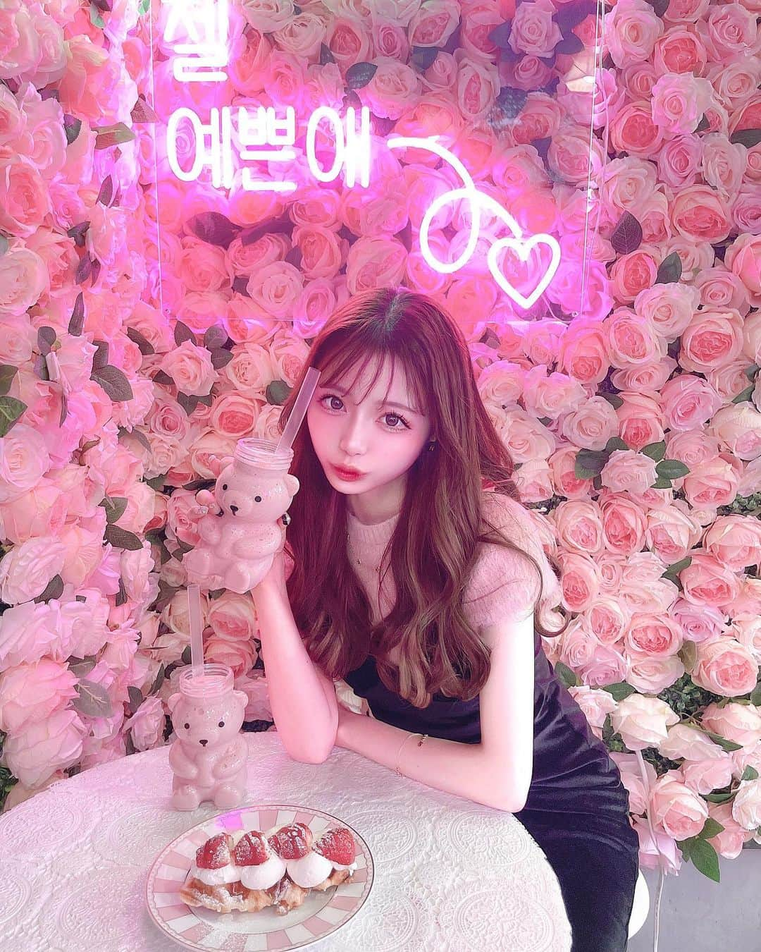 あやちゃんさんのインスタグラム写真 - (あやちゃんInstagram)「1面薔薇の韓国カフェ🤍🌹 くまさんドリンクかわいい🧸💭🎀 ワッフルサクッサクッだった🧇🍨 人通り少ない穴場カフェだったよ💗  🧇💗ノランナ💗🍨 🍓東京都新宿区大久保1-14-26 💗11:00-23:00(定休日なし)  #ノランナ #ノランナカフェ #新大久保グルメ #新大久保 #新大久保カフェ #新大久保ランチ #新大久保スイーツ #新宿カフェ #新宿グルメ #新宿 #新宿スイーツ #韓国カフェ #韓国コーデ #韓国っぽ #韓国っぽカフェ #韓国料理 #クロッフル #ワッフル #イチゴスイーツ #いちごミルク #いちごみるく #ピンクカフェ #ピンクコーデ #薔薇 #フレンチガーリー #フレンチガーリーコーデ #バラ園  #ピンクの花 #花カフェ #ピンク系統」2月9日 19時34分 - aya.you.love.r