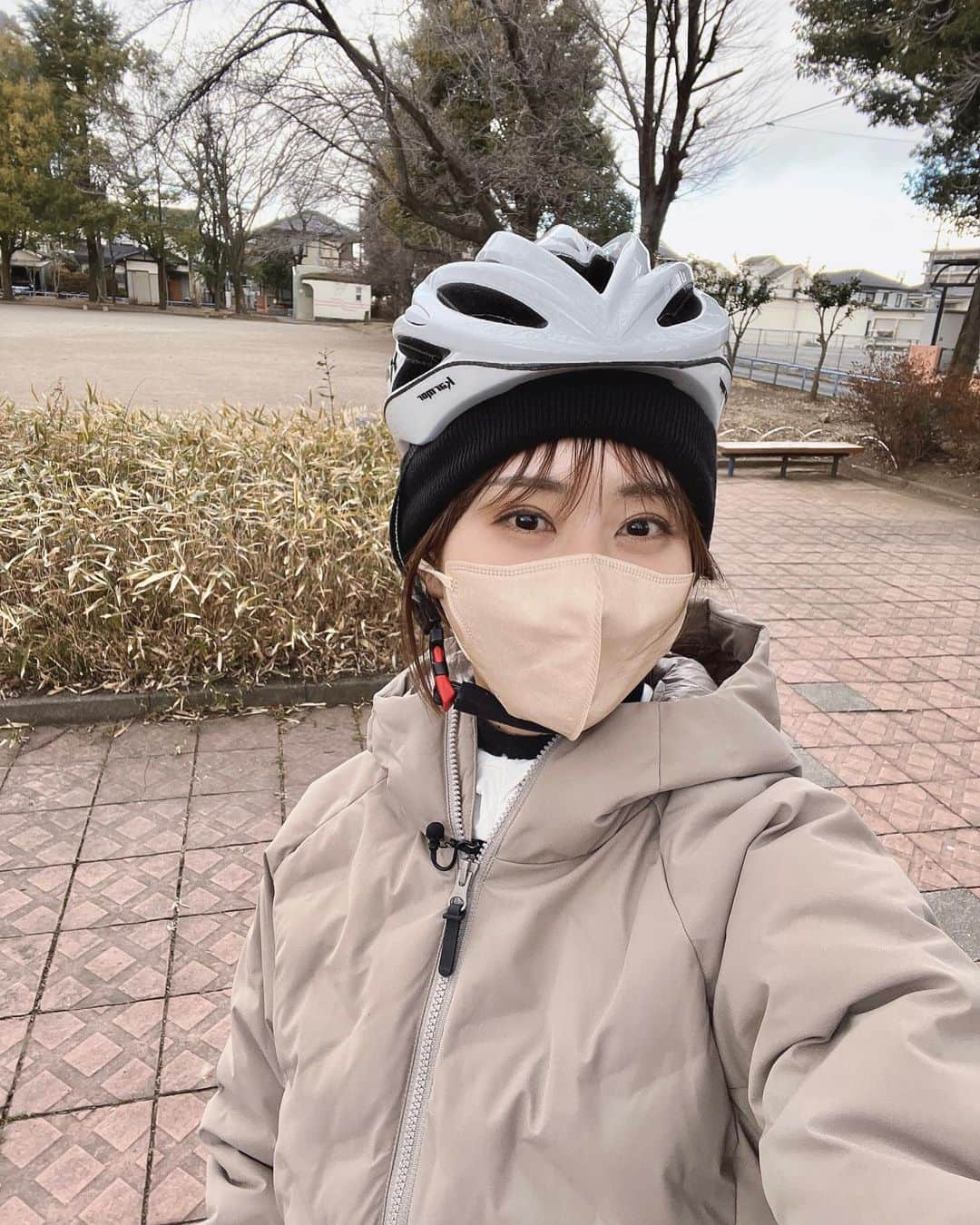 佐野真彩さんのインスタグラム写真 - (佐野真彩Instagram)「今月の自転車番組🚲福生→青梅へ 虎柏神社など、動物の名前が入っている場所を周りました🐯⛩ ロケ終わりに行った #引田屋　さんが美味しかったです🍜  ティゴラであったか防寒スタイル🧥🧣 着膨れしないので助かります（切実）✨  さて、明日雪は降るのでしょうか？🤔  #tcn #ティゴラ #tigora #アウトドアファッション #アウトドアコーデ　#cycling #自転車女子 #自転車番組　#熊川駅　#虎柏神社　#冬のアウトドアファッション　#多摩ケーブルネットワーク#福生市　#福生グルメ」2月9日 19時33分 - sano.maya