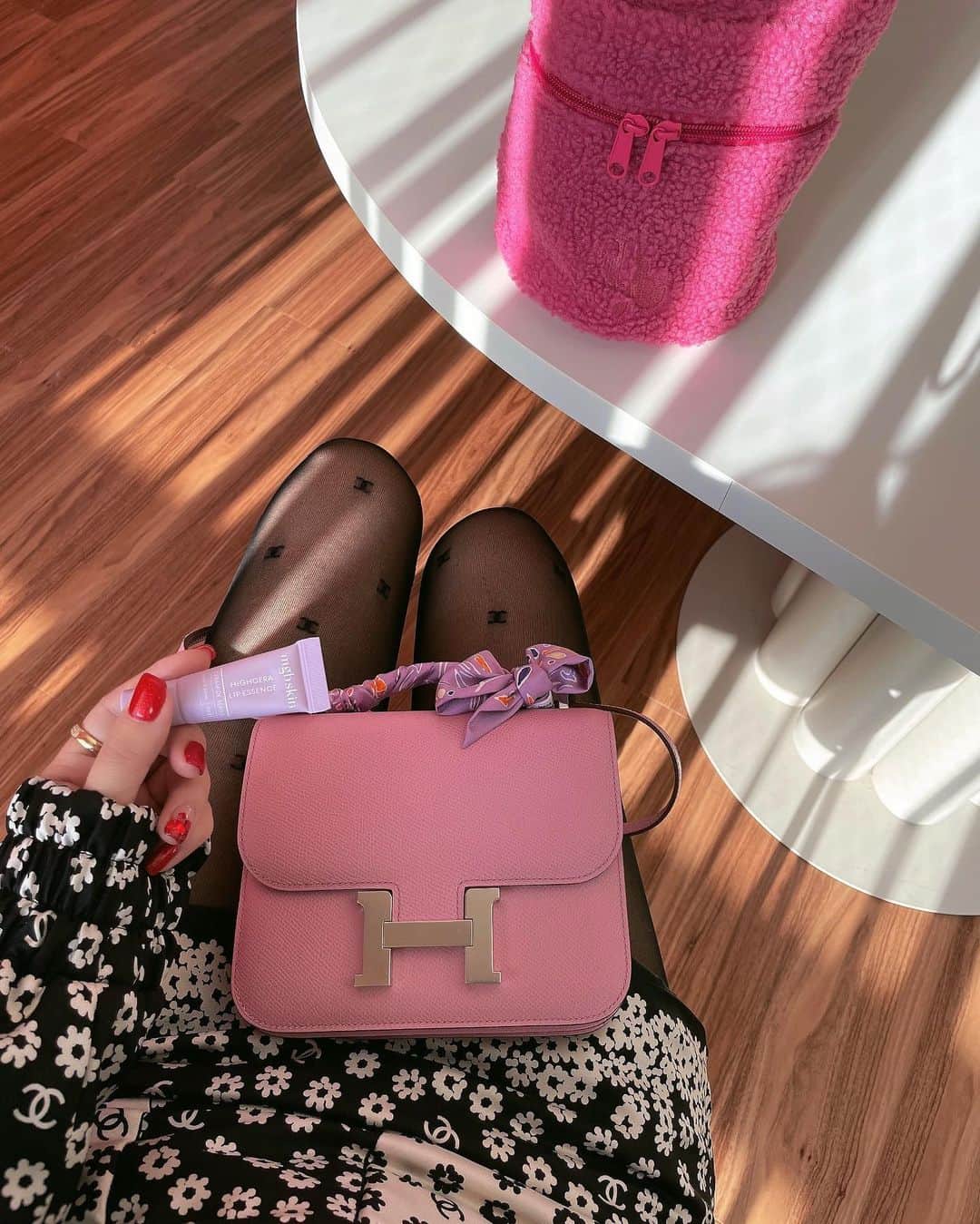 megbabyのインスタグラム：「みんなバニティゲットできたかな🙋🏻‍♀️💚💖❓  私まで発売の瞬間一緒にドキドキして震えました😂💓 今回限定バニティが発売前から大好評だったので、みんなに行き渡るよう急遽追加生産もかけたのですが、なんと8分で完売でした😭👏 ほんとうにありがとうございます💕  ハイセラリップは小さめバックにも忍ばせられるようにかわいいサイズになっているので、いつでもどこでもツヤ膜メイクを楽しんでください🎀👄✨  届いたらみんなの感想聞かせてほしいな🥺 バニティコーデの写真もいっぱい撮ってくれたらうれしいです🥰 私も今日はストロベリーコーデ🍓  それではスウィートなバレンタインをお過ごしください🍫🌹  #megoodbeauty #mgbskin  #バレンタインはすべての乙女たちが笑顔になってほしい日💋💖」
