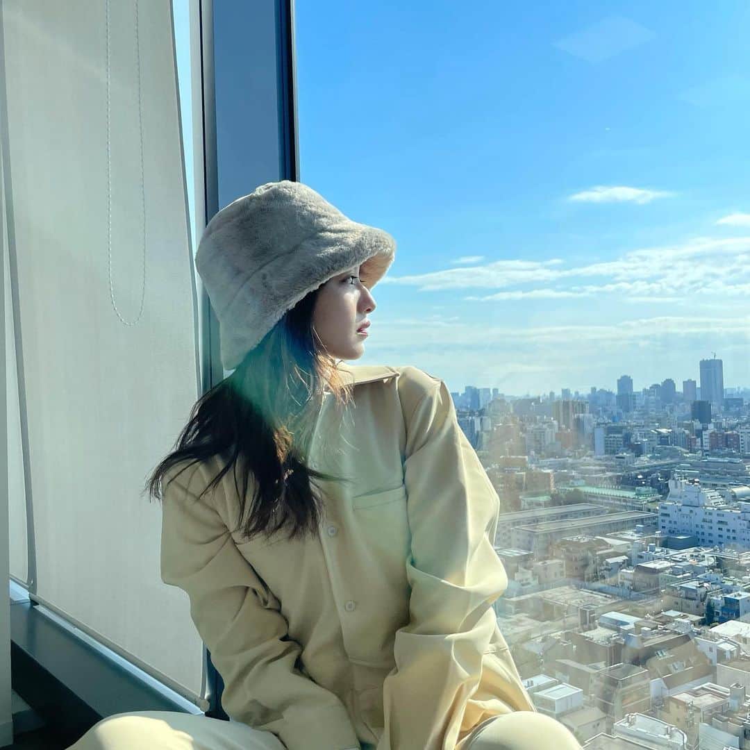 小室安未さんのインスタグラム写真 - (小室安未Instagram)「🌤🌤🌤  最近色物よく着るようになった~💭」2月9日 19時58分 - ami_komuro