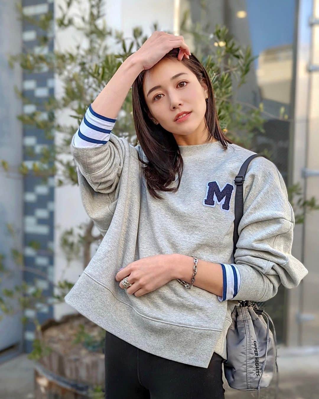 のインスタグラム：「こんばんは❤️ . 今日はジムコーデ🧘‍♀️ ジムに行くときはかなりラフなスタイルで🙆‍♀️ 週一のジムをずっと続けてるおかげで昨年から比べるとかなり体が変わった気がします💪 . inner... @saintjames  tops... @milaowen_official  pants... @victoriassecret  bag... @upperhights  shoes... @nike @sacaiofficial  . ロゴスウェットって一枚だけだとシンプルだなーと思ってたんだけど @kanakokkoooo ちゃんがボーダートップスチラ見せすると可愛いよって教えてくれて早速やってみた🙆‍♀️ . @classy_mag_insta で着実にオシャレ度成長中です☺️ 今日もお疲れ様でした❣️ . #りなまるコーデ #レギンスコーデ #コーディネート #ジムコーデ #milaowen #ミラオーウェン #upperhights #アッパーハイツ #intheknowgl #ロゴスウェット #ボーダートップス #カジュアルコーデ #カジュアル #ウェルビーイング #wellbeing #ラフコーデ #スウェット #スウェットコーデ #パーソナルトレーニング #ジム女子 #ジム #トレーニングウェア #ヨガウェア #レギンス #トレーニング女子 #ヨガインストラクター #ヨガジョ #training #gymgirl #gym」