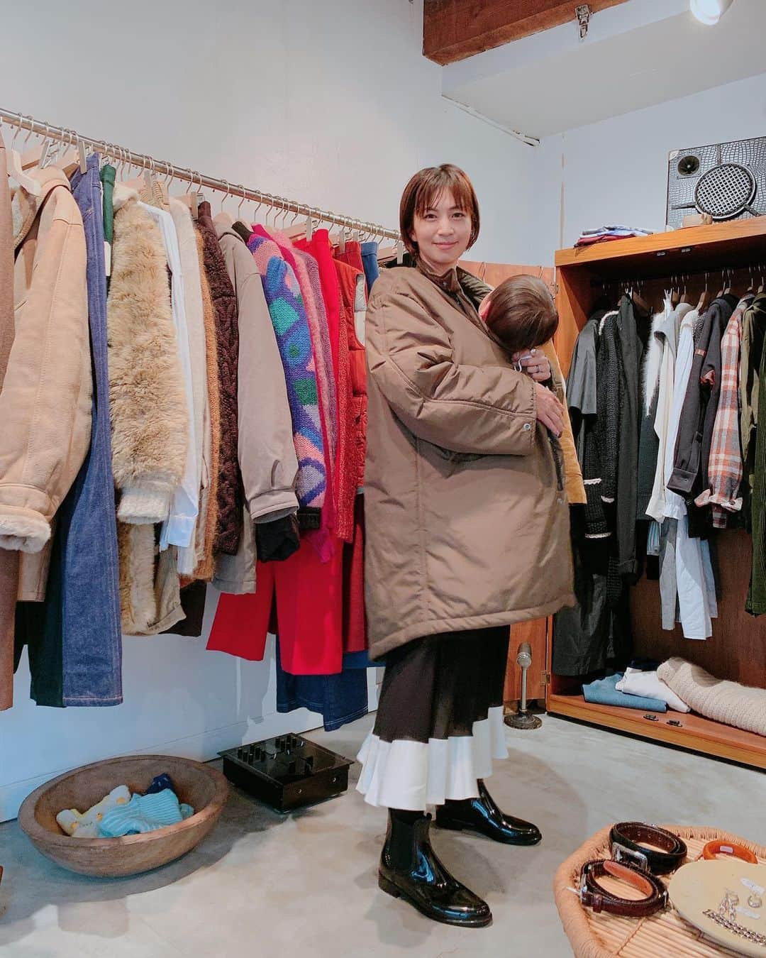 安田美沙子さんのインスタグラム写真 - (安田美沙子Instagram)「いつかのシリーズ✨  大好きな古着屋さん。  @offf_house  へ、雨の日に行きました☔️ 次男が寝たので、このあと兄とコーヒーやさんでデートが幸せだったな🤍  店員さんも10年以上前からおしりあいだから、癒しの時間。  買い物行きたい行きたい行きたい！  #古着屋さん　#friends #toga @victim.jp #shopping #date #boys  #mama #雨の日 #長靴」2月9日 20時17分 - yasuda_misako