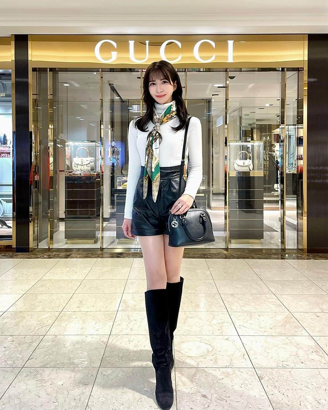 Manaさんのインスタグラム写真 - (ManaInstagram)「𝑮𝑼𝑪𝑪𝑰 🍋🌙💛 レザーのショートパンツに @gucci のアイテムを合わせたクール系のコーデ✨ . スカーフは姉からのプレゼントで とっても大切なもの💕 . バッグは数年前にアウトレットで購入して シンプルなのでとても使いやすくて重宝してます♫ . . . . Tops：#uniqlo #ユニクロ Pants：#grl #グレイル Scarf&Bag：#gucci #グッチ . . . #160cmコーデ #骨格ウェーブ #骨格ウェーブコーデ #スカーフアレンジ #スカーフコーデ #シンプルコーデ #大人女子 #クールコーデ #きれいめコーデ #レザーパンツ #ショーパン #ショートパンツ #guccibag #gucciscarf」2月9日 20時34分 - mana.tcy