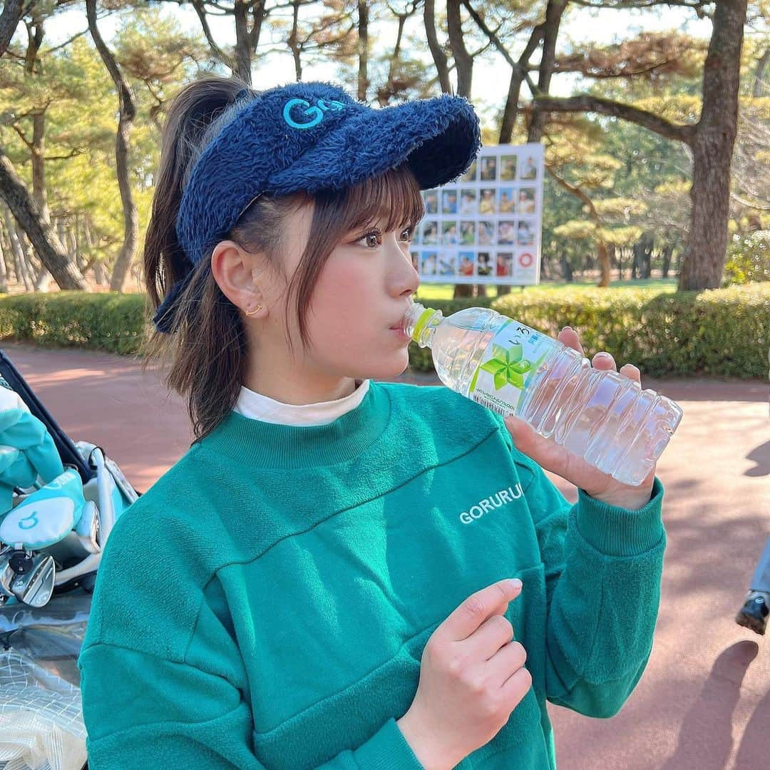 山内鈴蘭さんのインスタグラム写真 - (山内鈴蘭Instagram)「最近はお水2ℓ飲んでます☺️💧 ゴルフ中も水！終わった後にビタミン取ったり日焼けをその日のうちに防止⛳️ ． @gorurun_ のトレーナー めちゃ使いやすくて好き💗 丈は女の子が好きな少し短い丈感！ スイングしてもお腹見えないし、 白のモックネックと合わせると可愛い😍 ． ． みんなはゴルフ中、何飲む派ー？ お酒以外でね！！！笑 ． ． #ゴルフ #ゴルフファッション #ゴルフ好き #トレーナー #水 #水分補給 #ビタミンc  #ゴルフブランド #gorurun」2月9日 20時34分 - xxsuzuranxx