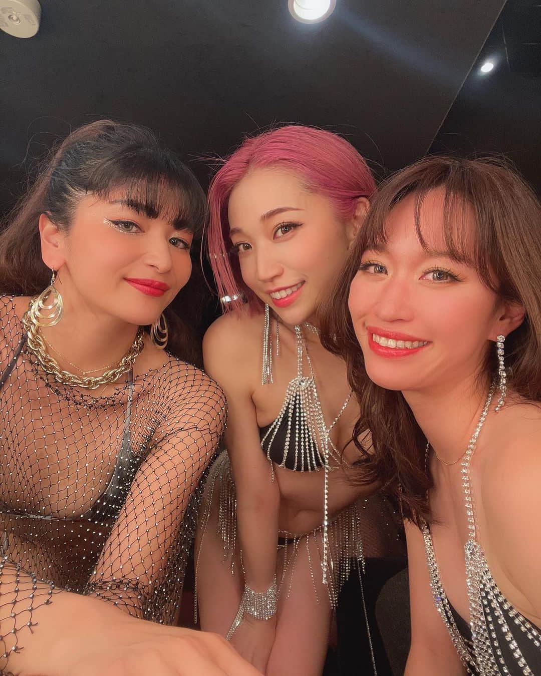 夏目麻央のインスタグラム：「着物姿が続いたので半裸上げときます。  あんなちゃんの身体綺麗で私の好きな感じで好きなんだよなぁ←  #gogodancer  #agehafinal  #thankful」