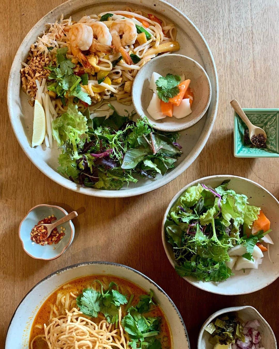 志田友美（ゆうみん）さんのインスタグラム写真 - (志田友美（ゆうみん）Instagram)「🍴💛  大好きなタイ料理😘 タイ料理の中に日本っぽさもあってとても美味しかった〜✨  タイ、何回行ったんだろってくらい行ってたのに😭恋し。 早く行ける日が来るといいな🇹🇭  またいこ♡  #タイ料理 #パッタイ #カオソーイ」2月9日 20時41分 - yuumi_shida