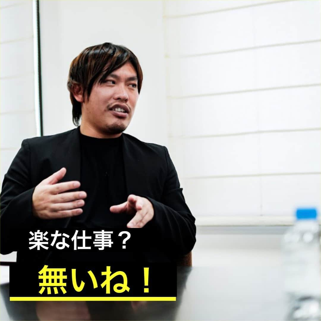 箕輪厚介 　公式のインスタグラム：「どうしょうもない泥沼のような毎日？ それは他人のせいではなく、自分のせいだぞ！  死にたくなるほどつまらないなら変えろ！ 生を感じて生きていけ！  出典：箕輪厚介（2018） 『死ぬこと以外かすり傷』マガジンハウス 「退屈な世界に火を放て」より  写真提供: 藤澤 俊秀(@t_fuji.sawa)  テキスト：サボ  #熱狂 #地道 #箕輪編集室 #死ぬこと以外かすり傷 #本物 #箕輪厚介 #newspicks #ビジネス書 #自己啓発 #やりたいことをやる #働き方 #進化 #オンラインサロン #就活 #意識高い系 #今日の名言 #サラリーマン #夢を叶える #挑戦 #仕事 #転職 #生き方 #行動 #変化 #会社員 #夢中 #言葉の力 #チャンス #自分らしく生きる #人生一度きり」