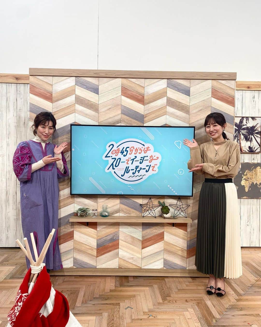のインスタグラム：「. 昨日のスロイジ　@0245slow_easy_routine をご覧いただいた皆さま ありがとうございました〜😍✨！ 憧れの長井かおりさん @kaorimake が 最後に写真を一緒に撮ってくださり、 メイクのこと、何でも聞いてくださいね🥰 と柔らかな笑顔でおっしゃっていた気がします、緊張してあまり覚えてないけど😇 . 何かあんまり上手く言えませんが 長井さんのメイクの 攻めているのにちゃんと馴染む感じが 私は大大大好きで、 「あれ？私ってまだ可愛くなれるんだ！」 って思わせてくれるメイクなのです。 （↑恥ずかしい発言🤣笑） . なによりも、長井さんご本人のお肌が 近くで見てもピッカーンと光り輝いていて 私も美容をもっと頑張りたい！と とても刺激になった幸せな１日でした😍✨ . 衣装は２.3枚目にタグ付けしています✨ 長井さんがめちゃくちゃ良い人だったー😭❤️！とニヤニヤしながら楽屋で撮った写真です🤣 .  ブラウス、スカート　@lhelbie_official ピアス　@anemone_official スタイリスト　@nozomi__yamashita」