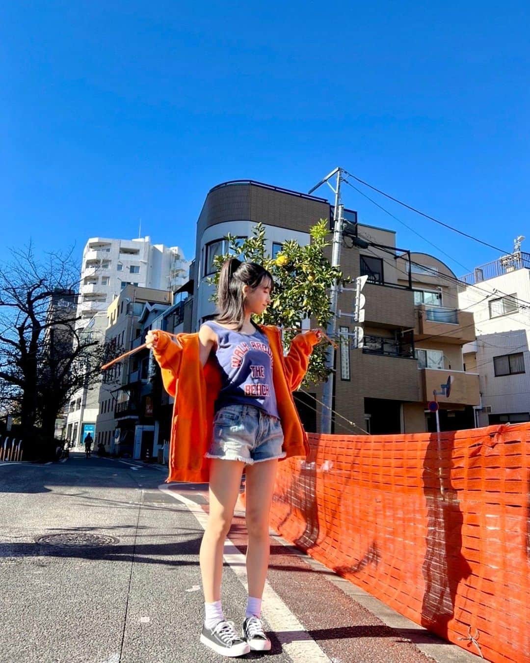 小栗有以さんのインスタグラム写真 - (小栗有以Instagram)「空がすごく青くて 撮影気持ちよかったな〜☁️ 手が届きそう…🕊💙  #週刊少年チャンピオン #撮影#ハーフアップ」2月9日 20時51分 - yuioguri_1226