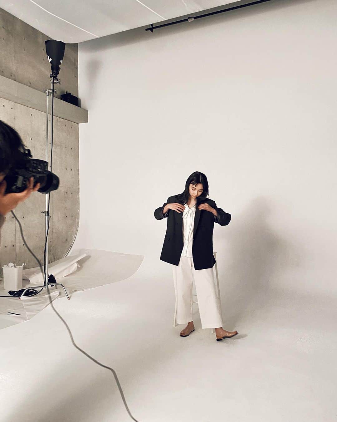 かんだまのインスタグラム：「ご無沙汰になってしまいました、どうもかんだまです☺︎  先日よりマルゥ @marw_unitedarrows_official の2022年春夏がお披露目開始となりました！！  _______________________  model @_chibayuka_  camera @tokyojorkphotogram  make @ayamurakami__  direction @outk_gd  press @yuki______ike   皆様ありがとうございました♡ _______________________  今回は「シャボン玉のように柔らかく優しい空気感、軽やかさ、自由（動きやす）さ」をテーマに、素材からシルエットまでモノづくりをしてみました。 マルゥの公式Instagram @marw_unitedarrows_official やサイトをぜひ一度ご覧頂けますと幸いです☺︎  また、現在一部アイテムはユナイテッドアローズさんの公式サイトより受注を行っておりますが、初回の一般発売は2/18(金)となっております◎  そして、今月ルクア大阪でポップアップを開催します！お楽しみに🌈  改めまして、2022年春夏もマルゥをよろしくお願いいたします🙇‍♂️♡  #marw_ua #マルゥ_ua #春夏新作 #モノトーンコーデ #シンプルコーデ」