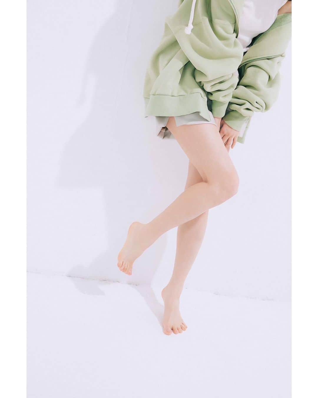 のインスタグラム：「チラっと見えるのはキュロット👒 …キュロット、昭和？  今日は妖怪ではなくファッションの仕事をいくつか..👗 楽しかったナ。  カッコイイ写真が撮れた..と思います♡ お楽しみに👒  Photo #TogeYuzo Hair Makeup #YoshizakiSayoko Styling #MatsushimaAkane #ar @ar_magazine   https://ar-mag.jp/articles/-/9515」