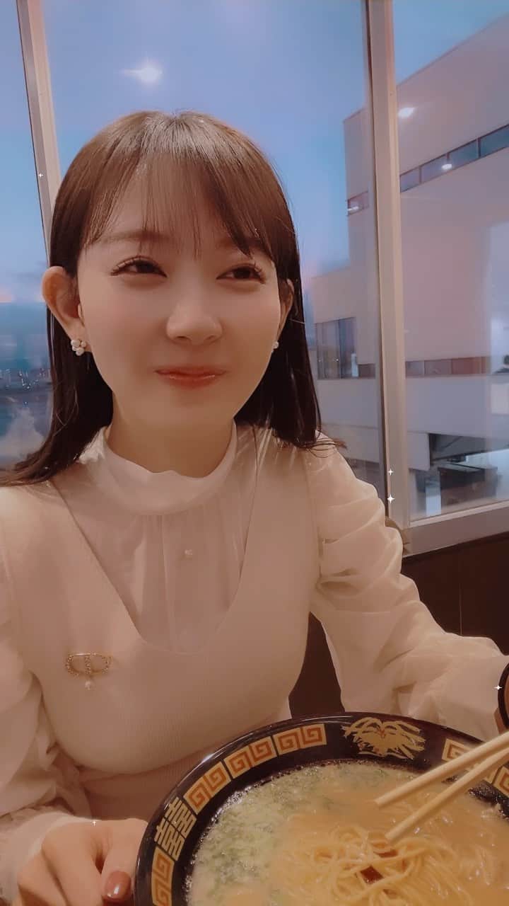 のインスタグラム：「. ぴったりな曲🤣🍜 またゆっくり行きたいな！福岡♡ ストーリーみんな正解〜😮‍💨一蘭だよん♡ . ONE PIECE👗 @mercuryduo_com  OUTER🧥 @miumiu  . #福岡旅行 #福岡空港 #福岡グルメ #一蘭 #ラーメン #mercuryduo #miumiu #みるきー #渡辺美優紀」