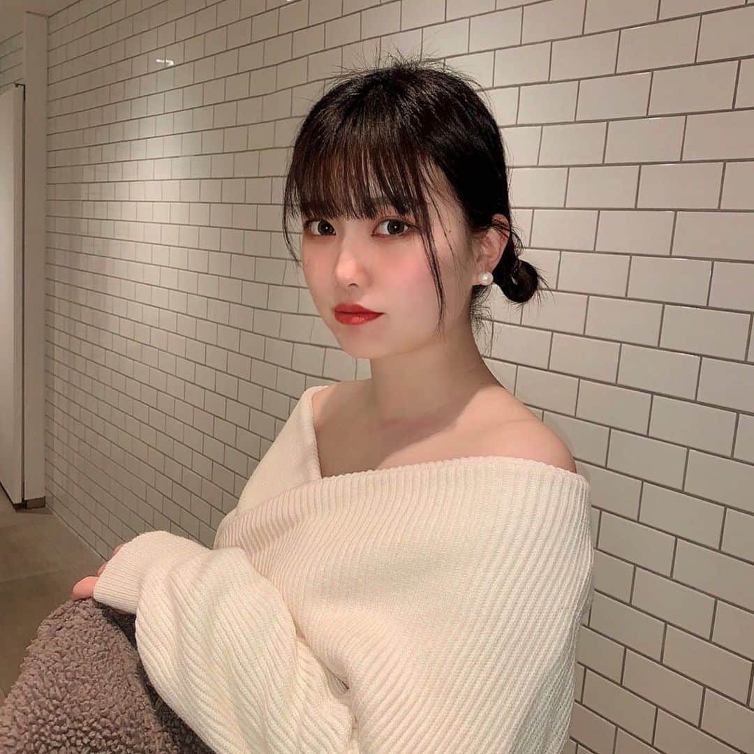 林みなみのインスタグラム：「ちんちくりん かてぃちゃんがやってた髪型カワイイ^_^  #ootd #ootdfashion #今日のコーデ #コーデ#冬コーデ #ロングブーツコーデ #全身コーデ #ロングブーツ #shein #オフショル #zara #大学生#00 #韓国メイク#韓国ファッション#カラコン #マスク#カラーモデル#作品撮り」