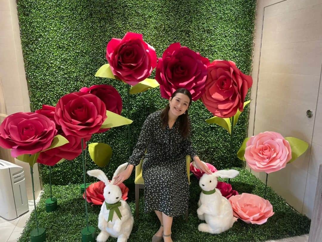 冴華りおなさんのインスタグラム写真 - (冴華りおなInstagram)「⚘⚘⚘ 数日過ぎてしまいましたが…先日、2/5は5周年の退団記念日でした☺️🌸 5年っていうとすごく長い時間に感じるけど😲⌚振り返ってみれば、あっという間だったような…💨それでいて、宝塚歌劇団の団員として舞台に立たせていただいていたのは、はるか昔のことのようにも感じて……とても不思議な感覚です🛸🪐☄️ ⚘ 想像していた以上に、窮屈で大変な情勢が長く続いていますね😞😣💦💦💦 さらに、大切な仲間や大好きな人達にもなかなか会えない時間が長くなり…私があまりにも音沙汰なく、ひっそりと暮らしているので、ちょこちょこ『りおな、生きてる??』なんて聞かれることもあるのですが😅💦私はおかげさまで元気にしてますよ～～😊💪✨❗❗笑。 なかなか直接会うことはできなくても、こんな大変な状況の中😞😖💦逆境を乗り越えながらがんばっている👊同期や先輩、後輩…色んな方のお姿に、パワーや感動をもらい🔥💞✨そのおかげで、私も元気に過ごせているような気がします😌🙇❣️✴️✨ ⚘ 今年の2/5📅退団記念日当日には、同期のかりんちゃんの写真展に足を運ばせてもらいました～🥰🚶✨💨久しぶりにゆっくりお話できて嬉しかったし💖本当にどれも素敵な作品ばかりで、胸が震えて…めちゃめちゃ感動しました🥺✨✨✨ かりんちゃん、素敵な時間をありがとうーー💕✨ ⚘ ⚘ 今年もきっとあっという間に1年が過ぎ去って行くんだろうなぁとは思いつつ、嬉しかったり、楽しかったり、感動したり…っていう温かい気持ち☀️その一瞬一瞬を大切にしながら、過ごして行きたいな～と思います😌💓💖✨ ⚘ 少しでも早く、状況が良くなって…明るくオープンな世の中が戻ってきますように😊🙌🕊🍀🌠💕✨ 皆さまもくれぐれもお身体に気をつけてお過ごしください♨✨ --❁~❁~❁~❁~❁~❁~❁~❁~❁~❁~❁~❁-- #2月5日 ✌️✋ #宝塚 #卒業 #5周年 #記念日 🎉✨ #花組 #男役 #花男 👨🌹✨」2月9日 21時13分 - riona_saebana