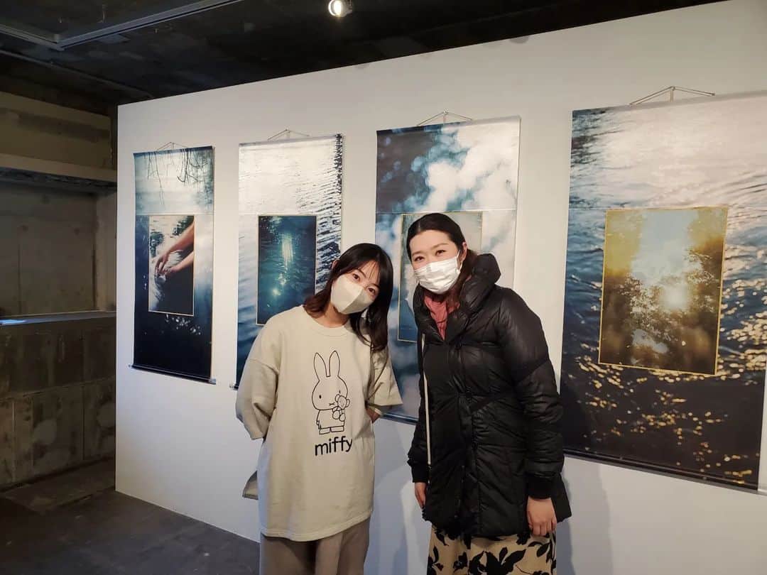 冴華りおなさんのインスタグラム写真 - (冴華りおなInstagram)「⚘⚘⚘ 数日過ぎてしまいましたが…先日、2/5は5周年の退団記念日でした☺️🌸 5年っていうとすごく長い時間に感じるけど😲⌚振り返ってみれば、あっという間だったような…💨それでいて、宝塚歌劇団の団員として舞台に立たせていただいていたのは、はるか昔のことのようにも感じて……とても不思議な感覚です🛸🪐☄️ ⚘ 想像していた以上に、窮屈で大変な情勢が長く続いていますね😞😣💦💦💦 さらに、大切な仲間や大好きな人達にもなかなか会えない時間が長くなり…私があまりにも音沙汰なく、ひっそりと暮らしているので、ちょこちょこ『りおな、生きてる??』なんて聞かれることもあるのですが😅💦私はおかげさまで元気にしてますよ～～😊💪✨❗❗笑。 なかなか直接会うことはできなくても、こんな大変な状況の中😞😖💦逆境を乗り越えながらがんばっている👊同期や先輩、後輩…色んな方のお姿に、パワーや感動をもらい🔥💞✨そのおかげで、私も元気に過ごせているような気がします😌🙇❣️✴️✨ ⚘ 今年の2/5📅退団記念日当日には、同期のかりんちゃんの写真展に足を運ばせてもらいました～🥰🚶✨💨久しぶりにゆっくりお話できて嬉しかったし💖本当にどれも素敵な作品ばかりで、胸が震えて…めちゃめちゃ感動しました🥺✨✨✨ かりんちゃん、素敵な時間をありがとうーー💕✨ ⚘ ⚘ 今年もきっとあっという間に1年が過ぎ去って行くんだろうなぁとは思いつつ、嬉しかったり、楽しかったり、感動したり…っていう温かい気持ち☀️その一瞬一瞬を大切にしながら、過ごして行きたいな～と思います😌💓💖✨ ⚘ 少しでも早く、状況が良くなって…明るくオープンな世の中が戻ってきますように😊🙌🕊🍀🌠💕✨ 皆さまもくれぐれもお身体に気をつけてお過ごしください♨✨ --❁~❁~❁~❁~❁~❁~❁~❁~❁~❁~❁~❁-- #2月5日 ✌️✋ #宝塚 #卒業 #5周年 #記念日 🎉✨ #花組 #男役 #花男 👨🌹✨」2月9日 21時13分 - riona_saebana