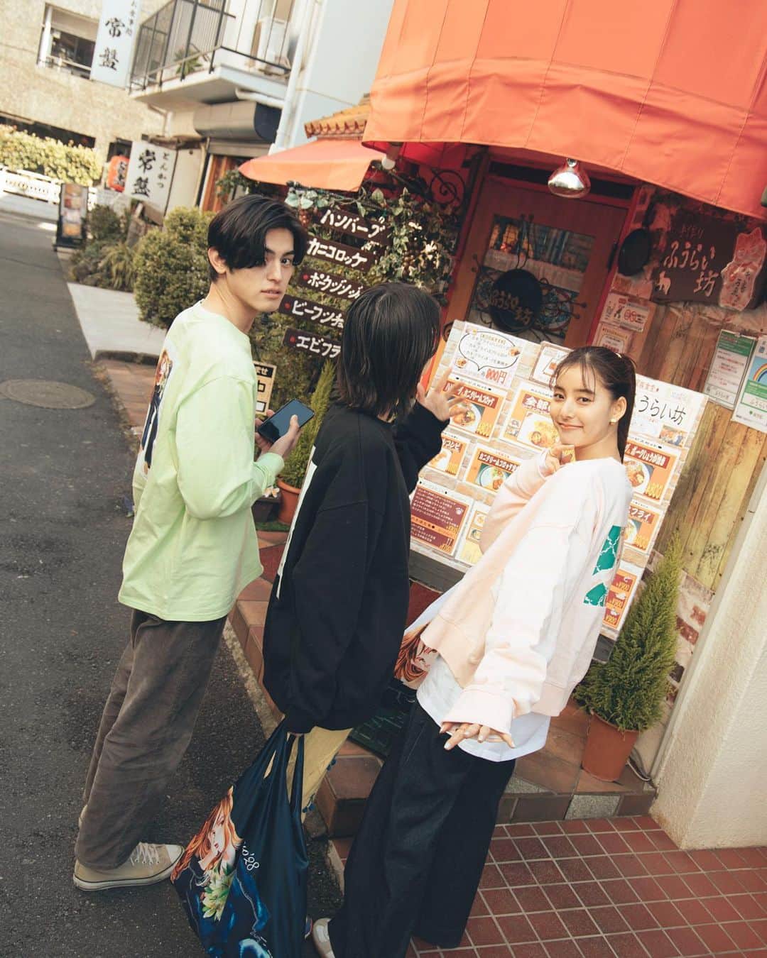 新木優子さんのインスタグラム写真 - (新木優子Instagram)「グッズの再販がスタートしました‼︎ 皆様是非チェックしてくださいね☺️✨  グッズ撮影なんですが、、もうかれこれ10年⁉︎え、10数年以上同じ事務所で仲良しのあおちゃん　@aoi_yoshikura との撮影本当に楽しくて楽しくて、ただ、楽しかった、、😆✨  げんのすけくん @gennosuke.official もわちゃわちゃな2人に一生懸命ついてきてくれてお姉ちゃん2人感謝です🥲🙇🏻‍♀️✨  実は３姉弟という設定です👀」2月9日 21時23分 - yuuuuukko_