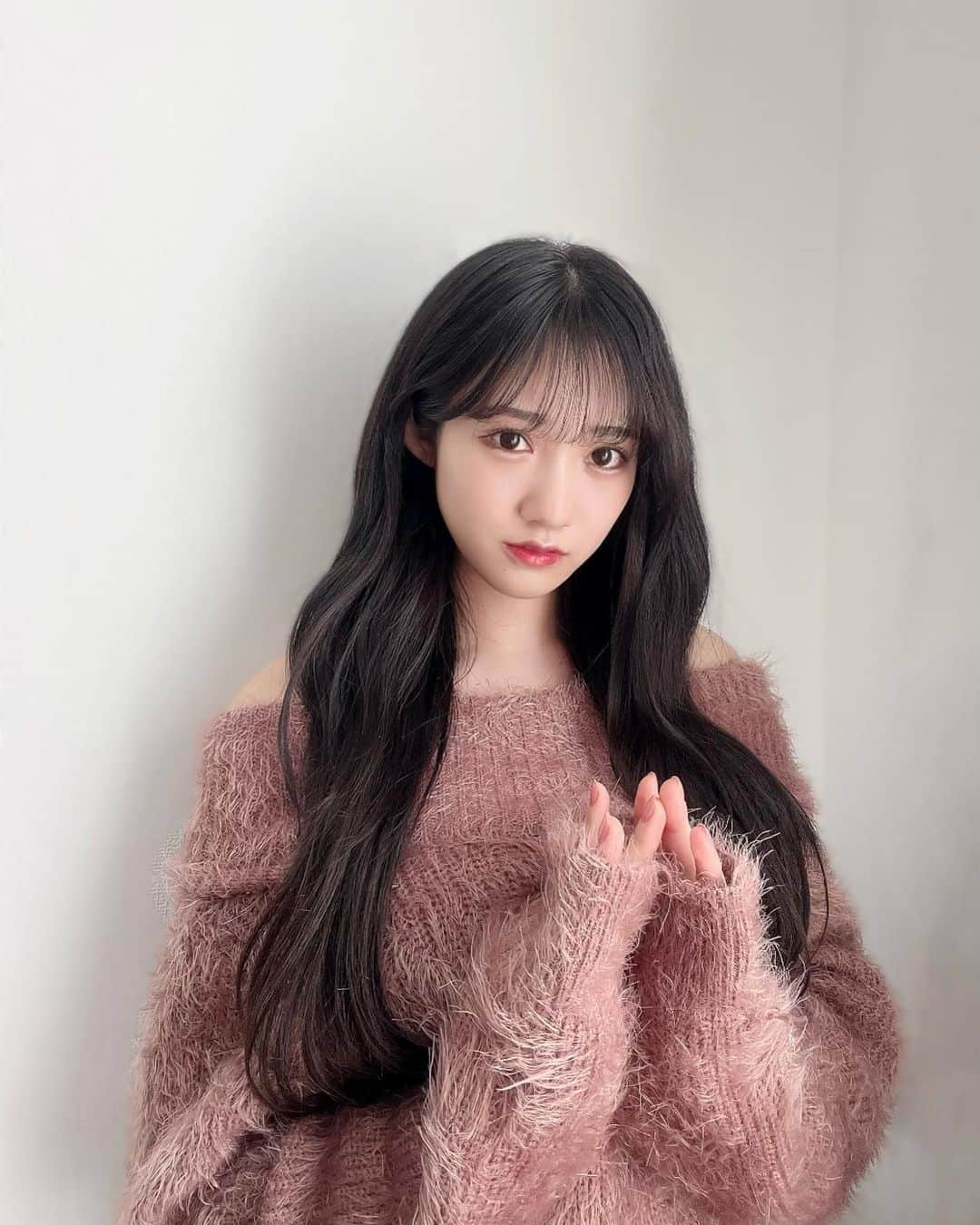 のインスタグラム：「いちご狩り行きたいな〜🍓🍓  無限に食べれる気がする！！！  最近よくピンク着るんですが 似合ってますか？🥰  #🍓 #横野すみれ #ピンクニット #黒髪ロング  #いちご狩り もいいけど #ぶどう狩り もいいな〜 #Valentine #オフショル」
