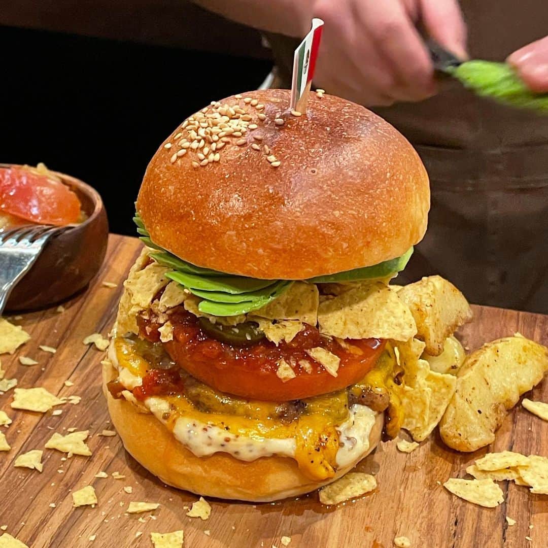 中川祐子さんのインスタグラム写真 - (中川祐子Instagram)「World Burger🍔✨✨ . 池袋にある 世界をテーマにしたハンバーガーで話題の 【World Burger 】(@worldburger2021)で 新メニューが登場‼️ ということで 試食会に行ってきました〜💕 . 新メニューは 🇲🇽メキシカンバーガー🍔✨ . とろとろのチーズ アボカド ピリ辛のサルサソース ハラペーニョ そしてコーンチップ‼️が たっぷり入った 見た目にも魅力的過ぎる逸品😍 . ハンバーガーを作っているのを 目の前で見せて頂いたのですが、 コーンチップをのせる瞬間が 楽しくてテンション上がりまくり♪😆 →動画みてね！ . そしてなんと言っても ビーフ100%のステーキパテは 肉厚でジューシーで もうめちゃくちゃ美味しくて…❤️ あっという間に完食(笑) . もちろんこのボリュームでも ペロっといけちゃいました😋 . こちらではハンバーガーに合わせて 色んな種類のクラフトビールが飲めます🍺 . 私はお酒が弱くて ほとんど飲めないのですが、 缶のデザインがとても可愛いかったので 好きな缶を並べて 絵になる光景を見ながら 飲んでいるような気分を味わっていました😚w . ちなみに、夜はBARになります🍷 店内はとってもオシャレ✨ . メキシカンバーガーは本日 2月9日から発売開始なので 是非食べに行ってみてねー🍔🇲🇽 ------------------------------  World Burger 📍住所 東京都豊島区西池袋3-29-4 ジェスト7ビルB1F ☎︎03-6876-5218 ------------------------------ #池袋グルメ #池袋バー #池袋ランチ #ハンバーガー #メキシカンバーガー #コーンチップスがいい  #とろとろチーズ #アボカドたっぷり #肉好き #肉好き女子 #クラフトビール #好きなものを食べる幸せ #ハンバーガー大好き #新メニュー #ワールドバーガー #世界のハンバーガー専門店」2月9日 21時41分 - nakagawa.yuko
