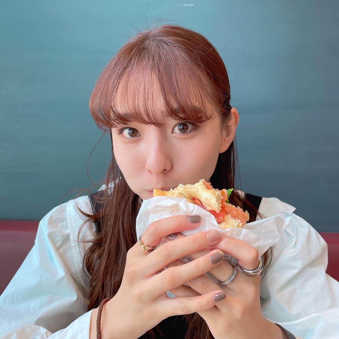 宮原華音さんのインスタグラム写真 - (宮原華音Instagram)「🍔🍔🍔  美味しいもの好きに食べたいから 体動かすの頑張る。  おすすめの美味しいお店 教えてください😉  #ベーグル #breakfast #ブレックファースト #カフェ #カフェ巡り #いっぱい食べる君が好き #ベーグルリコ 女子 #ハンバーガーランチ　#ベーグル専門店 #ベーグル好きと繋がりたい #bagel #東京カフェ #東京グルメ #tokyo」2月9日 21時47分 - miyahara_kanon