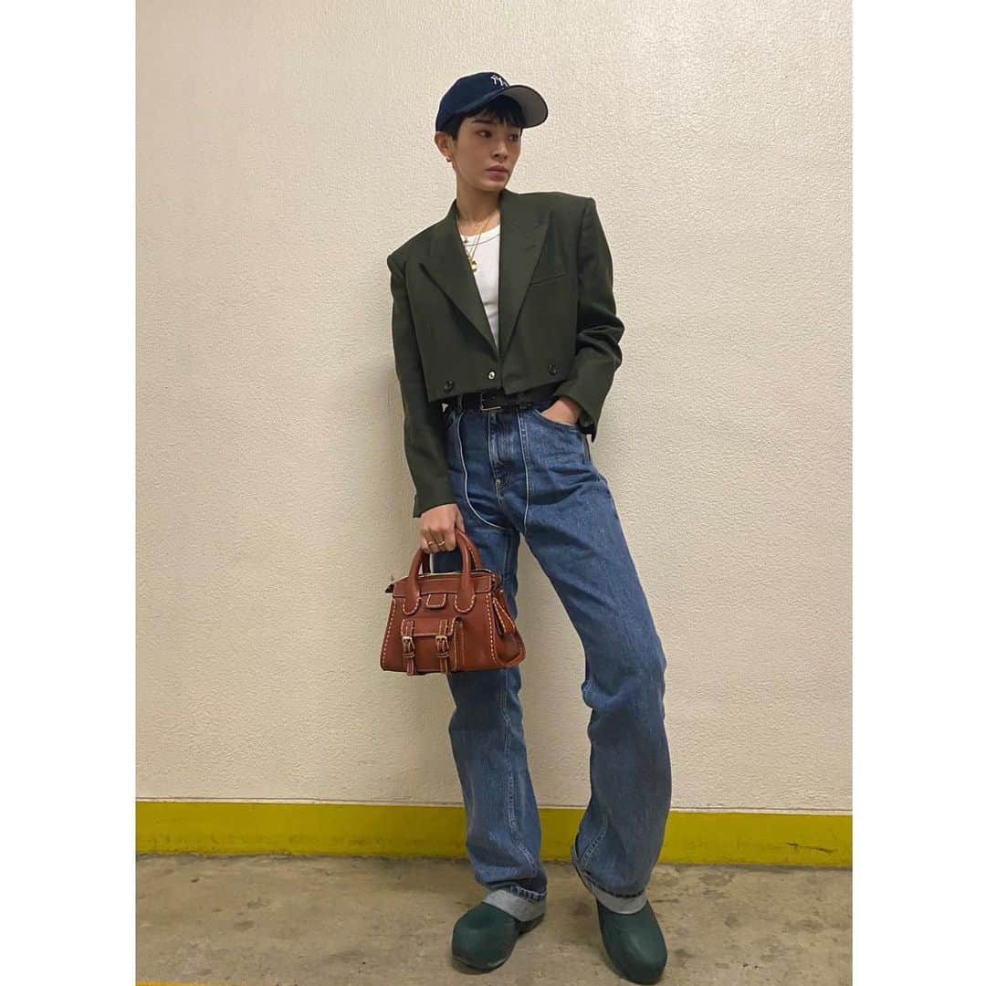 畠山千明のインスタグラム：「🕴👜 ジャケットもデニムも @johnlawrencesullivan_official 🖤」
