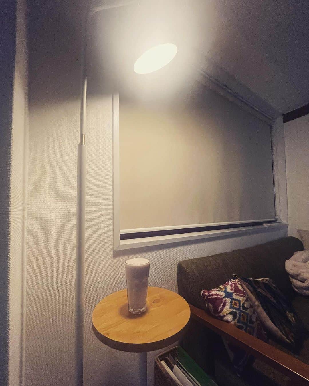 はねゆりのインスタグラム：「我が家に新しくきたライト💡テーブルもついてる。最近いちご狩りに行きまして…🍓美味しいイチゴでスムージー。贅沢」