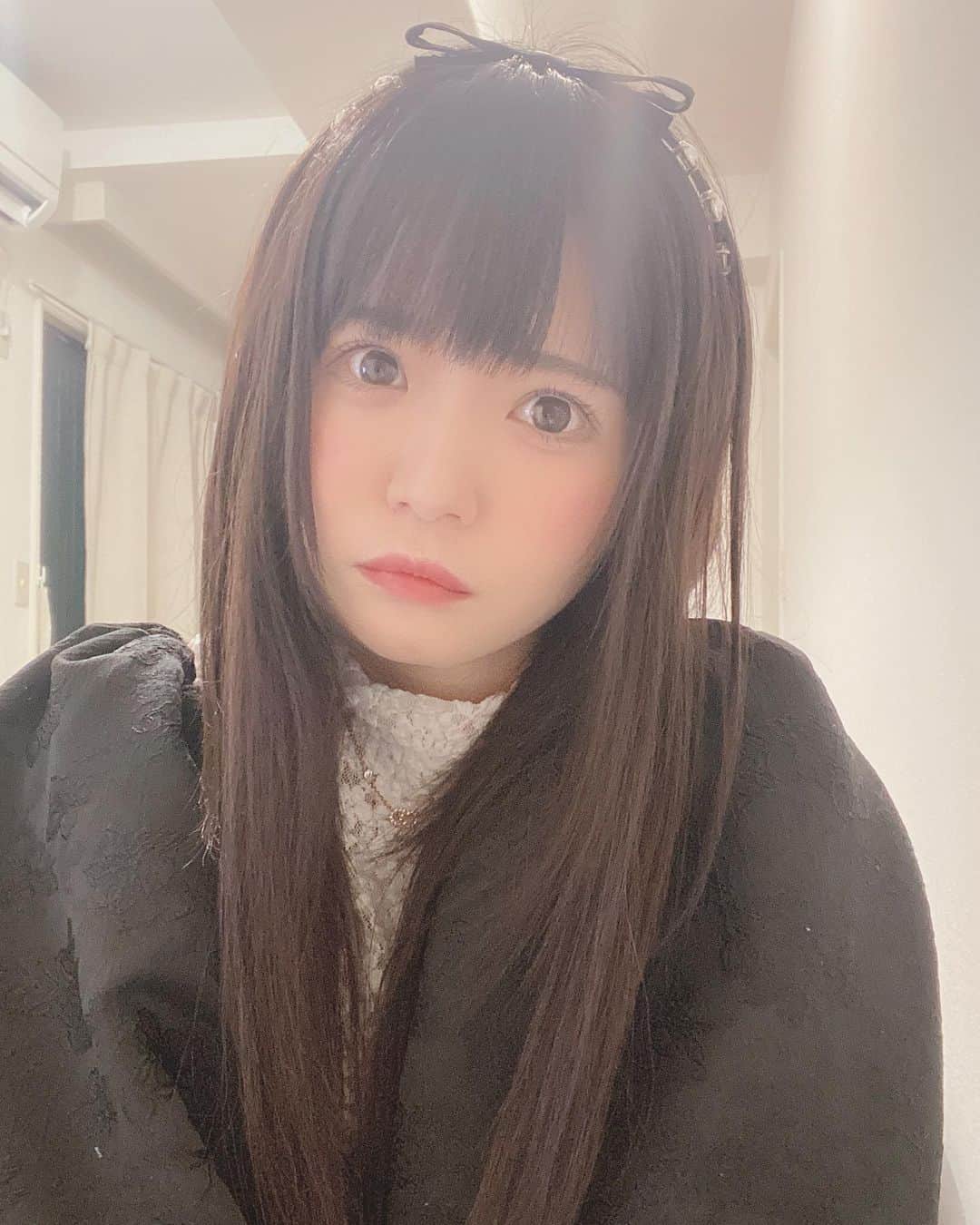 鈴木未央のインスタグラム：「わからないかも！だけど チークをピンクにしてみました🎀  #miumiu #カチューシャ　#地雷系　#コスプレ　#cosplay #cosplayer #idol #japaneseidol #kawaii #japanesegirl #dior #diornecklace #ピンクメイク　#地下アイドル　#アイドル　#ぴえん系女子 #nuturephotography #anime #ファインダー越しの私の世界」