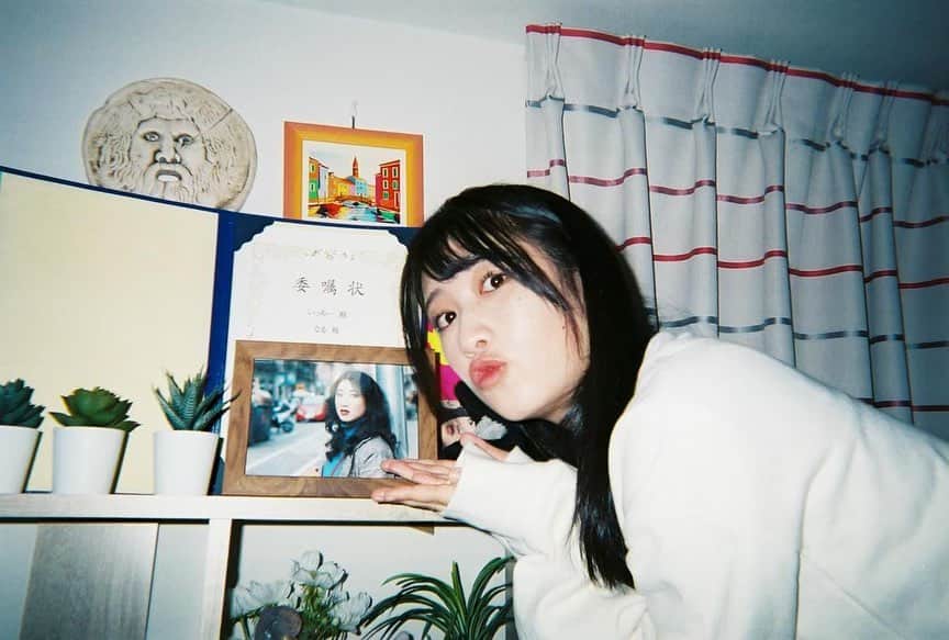 のインスタグラム：「. あのお方と2shot📸  #フィルムカメラ #film #filmcamera  #写ルンです  #伝説の女神さま🇪🇸 #守り神的なお方🙏 #いや魔除けかもしれないお方🔮」