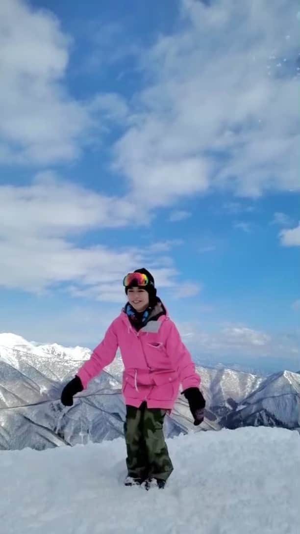 神崎美羽のインスタグラム：「現役の頃、撮影会で飛んだ写真散々撮ったのがとても役に立ちました🤣  今頃ふっかふかでもふもふの ゆきがつもってるんだろぉなぁ☃️  #スノボ　#snowboard #雪山 #非圧雪最高  #苗場　#苗場スキー場」