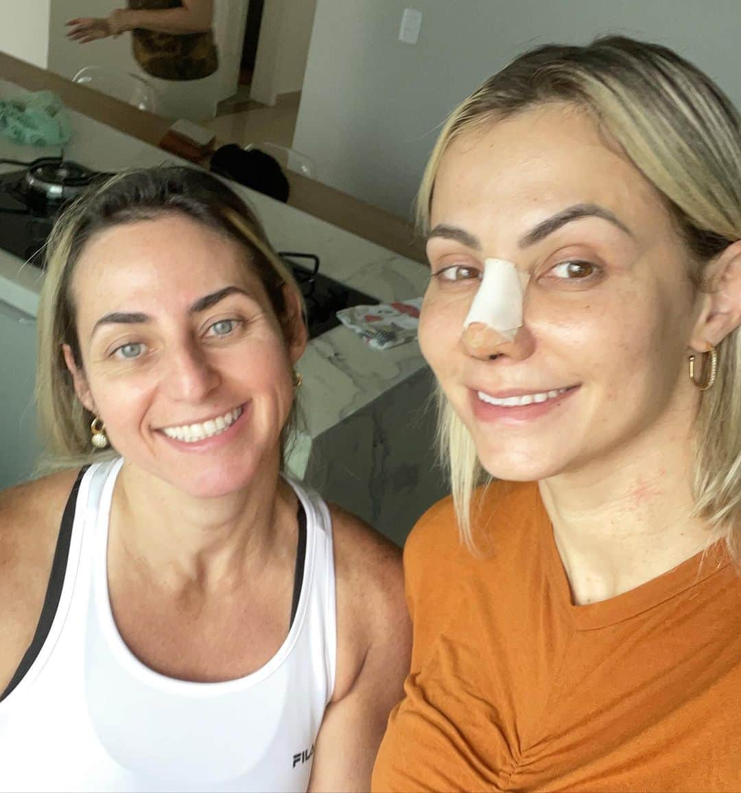 Vivi Winklerさんのインスタグラム写真 - (Vivi WinklerInstagram)「Vc vai se reerguendo a medida do apoio que tem ao lado 🥰 #amizade #poscirurgico #apoio #sempreaomeulado de cara limpa pra dizer que eu não ligo para opiniões a não ser o meu sorriso .」2月9日 22時50分 - viviwinkler