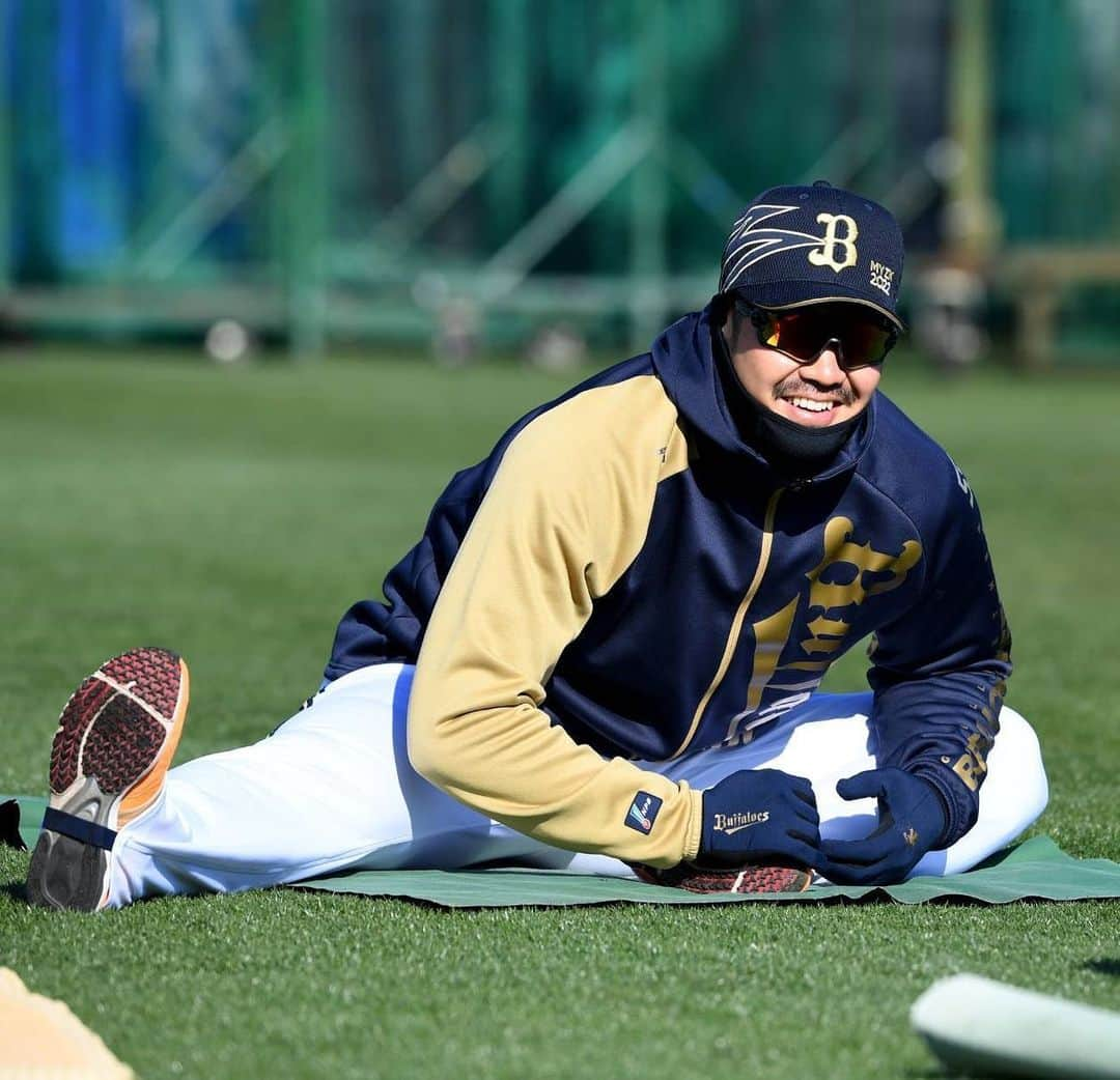 T-岡田（岡田 貴弘）のインスタグラム：「本日2月9日で34歳になりました！ たくさんのお祝いメッセージありがとうございます！  コロナのせいで家族と誕生日をすごせなくて残念です…。特に妻は妊婦なので、もし感染してしまうと本当にどうなるかわかりません！皆さんも今一度お気を付けください！  ほぼ部屋に居た誕生日でしたが、また明日からの第3クールも頑張ります！  #誕生日 #34歳 #スニーカー好きから #プレゼントもらいました #思わずかじってしまった」