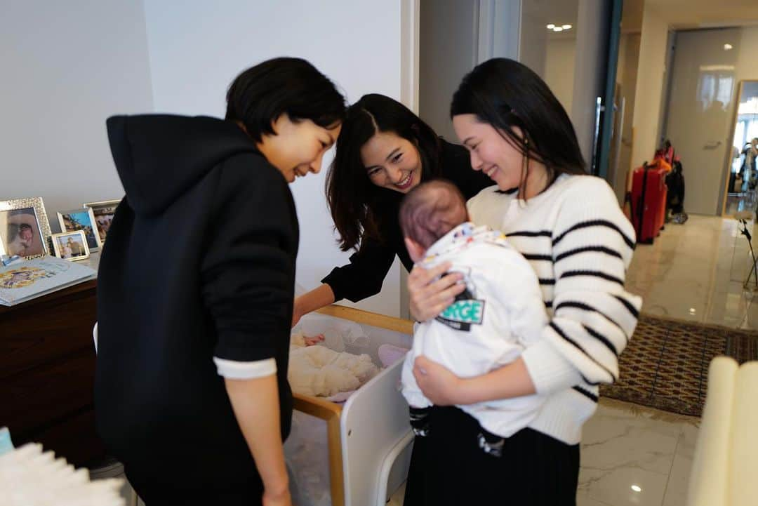 堀口ミイナさんのインスタグラム写真 - (堀口ミイナInstagram)「Cheered ourselves with yummy cakes and chocolates🧁 Mamas need energy ne!!🤩　トシのケーキすんごい美味しかった🎂赤ちゃんパワーでみんな笑顔が止まらないの図👶🏻🤍」2月9日 23時12分 - mina_mina_miiina