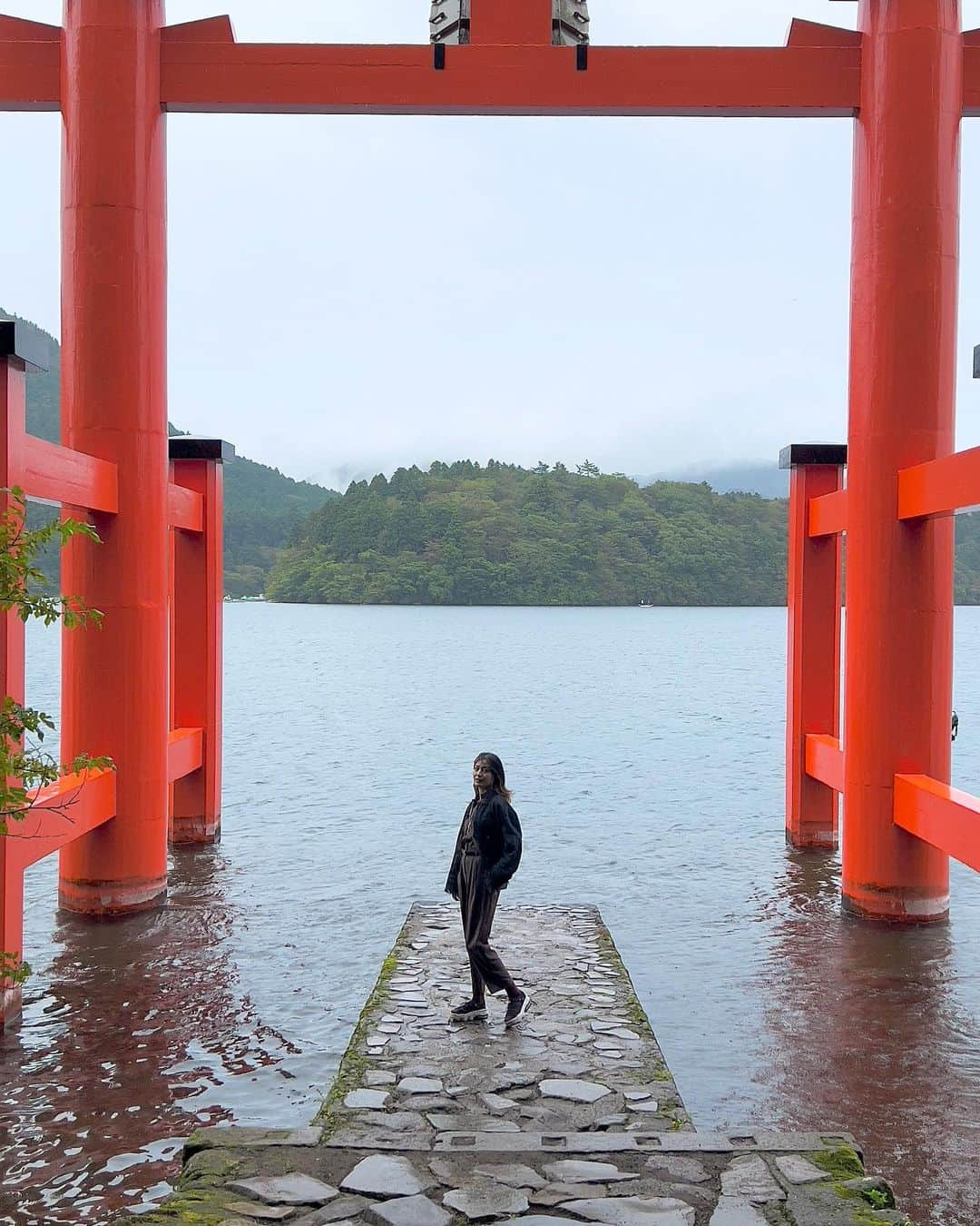 寺本愛美のインスタグラム：「2022年は 新しいことをはじめてみたり またやってみたり そんな1年にしたいです。 #てらみごと * * 大人の習い事。 みなさんは なにかしていますか？ おすすめの習い事あれば是非教えてください！！ とりあえず ボルダリングとラン 書道をまたはじめたいな。 あとは 自然系の何かを。。。 * #テラ余談 写真は去年 親友と行った箱根神社。 新しいことしたい宣言にいいかな。と。 素敵な一年になりますように！！ #箱根神社#大人の習い事」