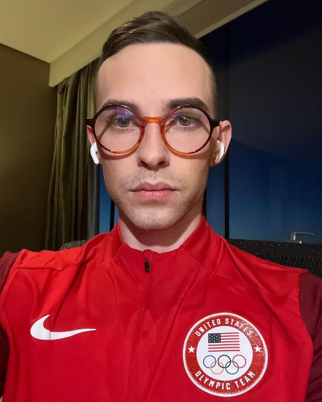 アダム・リッポンのインスタグラム：「Okay??? Why do I look literally smart」