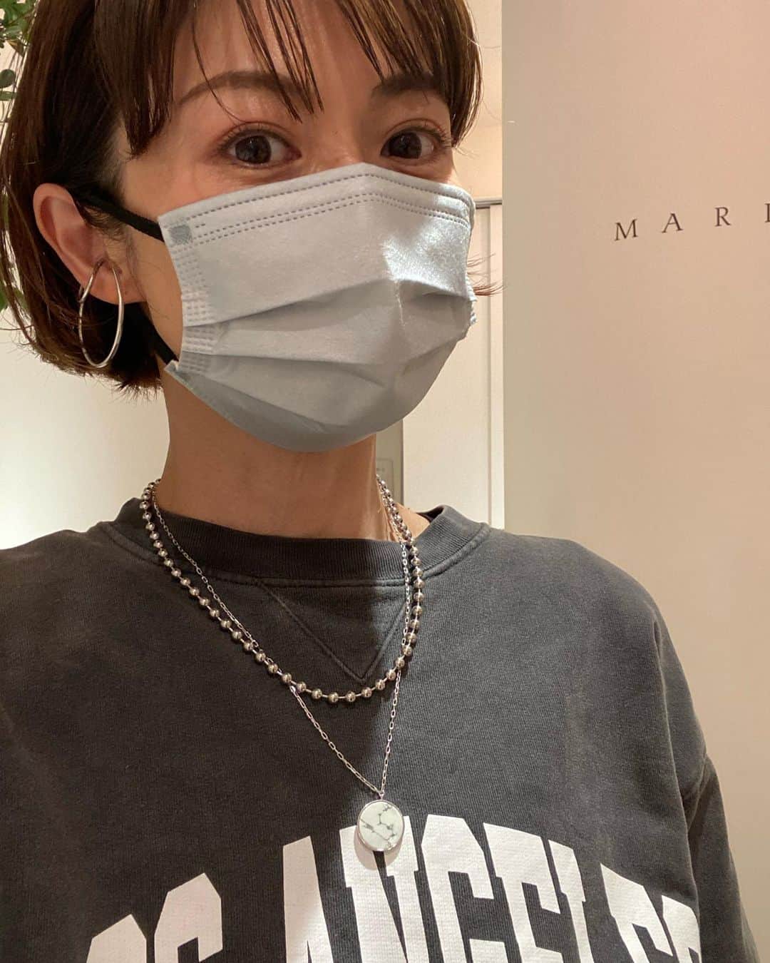 畑野ひろ子のインスタグラム：「@mariha_official  新作のハウライトのペンダント🥰ボールチェーンと重ねてつけたくてオーダーしました。 左手人差し指につけているムーンストーンのリングも昨年から愛用中。」