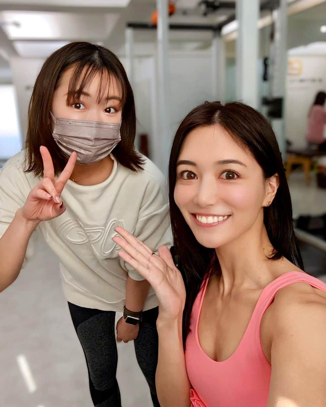 石井里奈さんのインスタグラム写真 - (石井里奈Instagram)「こんにちは✨ . 月に1回通っている @estretch.gym へ💪🔥 . @1.rika.29 ちゃんのスパルタりかトレ受けてきました🥺りかちゃんには、もう3年くらいお世話になってるのかな😳 いつもみっちりケアしてくれてありがとう❤️ . tops... @titikaactive  pants... @victoriassecret  . 今日は本当に寒いですよね❄️ 寒い時ほど体きちんと動かしてあったまりましょう💪 . #パーソナルトレーニング #ヨガ #yoga #workout #ワークアウト#筋トレ #筋トレ女子 #トレーニング #ヨガインストラクター #ヨガウェア #yogawear #yogainstructor #ヨガ女子 #healthylifestyle #ヘルシー #training #ヨガポーズ #ヨガライフ #yogalife #プロテイン #筋肉女子 #スタイルアップ #ダイエット #diet #ダイエット方法 #ダイエットメニュー #ダイエット生活 #ダイエット部 #ストレッチ #トレーニングウェア」2月10日 12時02分 - ri7tin1025