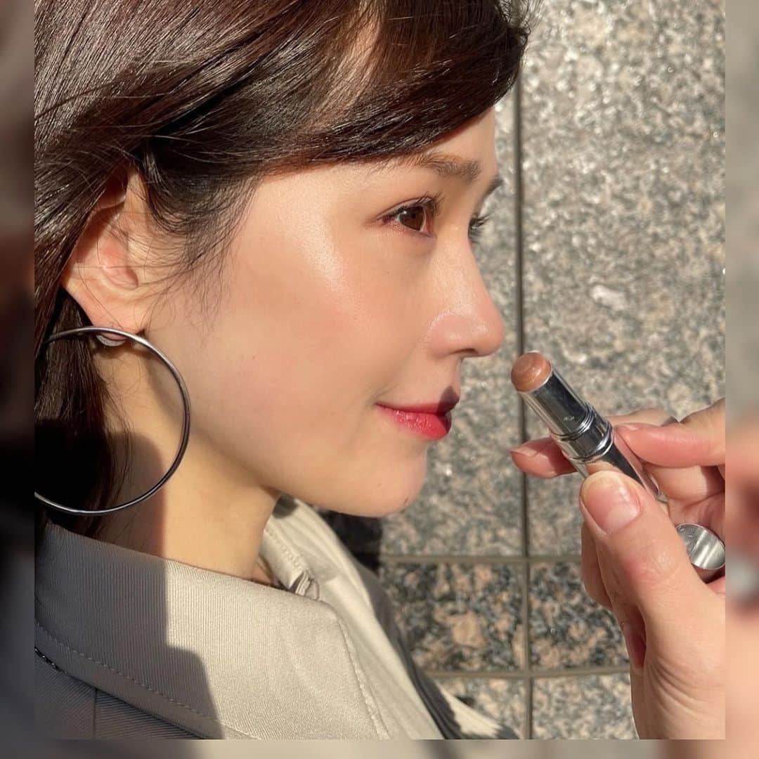 相沢まきのインスタグラム：「保湿➕ハイライトのスティック美容液『MOISTURE GLOSS』本日2/10から再販開始です✨ 沢山の方にご購入頂き、本当に幸せです🥰 皆さんのお肌や心の潤いや、よりキラキラした1日を過ごすお供としてお使い頂けますように✨ 乾燥、シミくすみが気になる部分にサッとひと塗りしてもらうと、潤いを与え、ハイライト効果で肌を明るく見せてくれるアイテムです✨ #モイスチャーグロス　#楽天amazonでも発売しています#moisturegloss #スティック美容液　#スティック美容液」