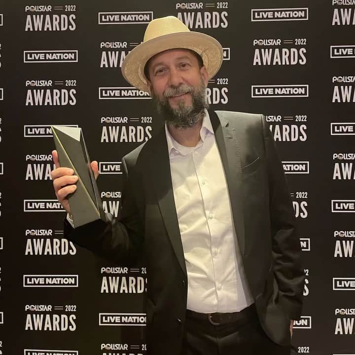 ジョン・メイヤーのインスタグラム：「Last night my tour manager Ken Helie won Road Warrior of The Year at the @pollstar_official awards!!! Ken, along with other great minds, helped make last summer’s @deadandcompany tour a safe and successful run, implementing protocols that have since gone on to help other artists on the road avoid sickness and cancellations. To say I’m proud of him is a drastic understatement. This man has been leading the charge on every tour I’ve embarked on since 2002. If Ken’s ever helped you in some way or another, GO AHEAD AND LEAVE THIS MAN A THANK YOU IN THE SPACE PROVIDED BELOW! We love you Ken!!!!」
