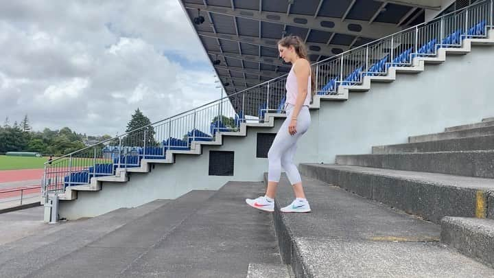 エリザ・マッカートニーのインスタグラム：「Learning new skills is quite the unpredictable ride sometimes 🙃 I just finished a four week block of isometric training and these single leg isometric plyo’s look like nothing but took a fair bit of concentration to hit the right positions. This was actually the big step, I started from a much smaller one 😅 Good news is, there is always something to laugh about and in the mean time I’m getting stronger and faster than I have been in the last couple years ☺️」