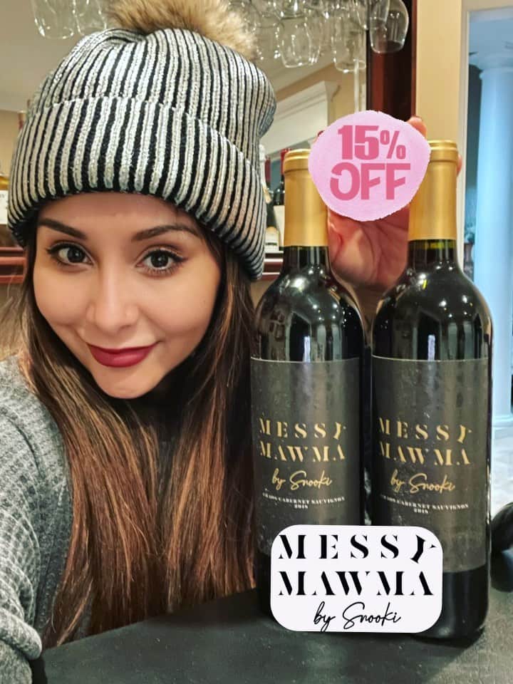 ニコール・ ポリッツィのインスタグラム：「MAWMA’S  There’s a sale on my wine right now 🖤  you’re welcome. @messymawmawine  Code: 15OFF」