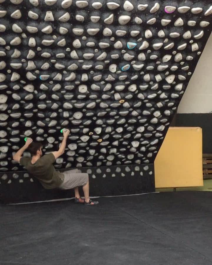 ヤン・ホイヤーのインスタグラム：「It somehow felt right to do 30 7c’s at my 30th birthday today 😂 I guess I’m officially old now 🤷🏻‍♂️ . @madrockclimbing」
