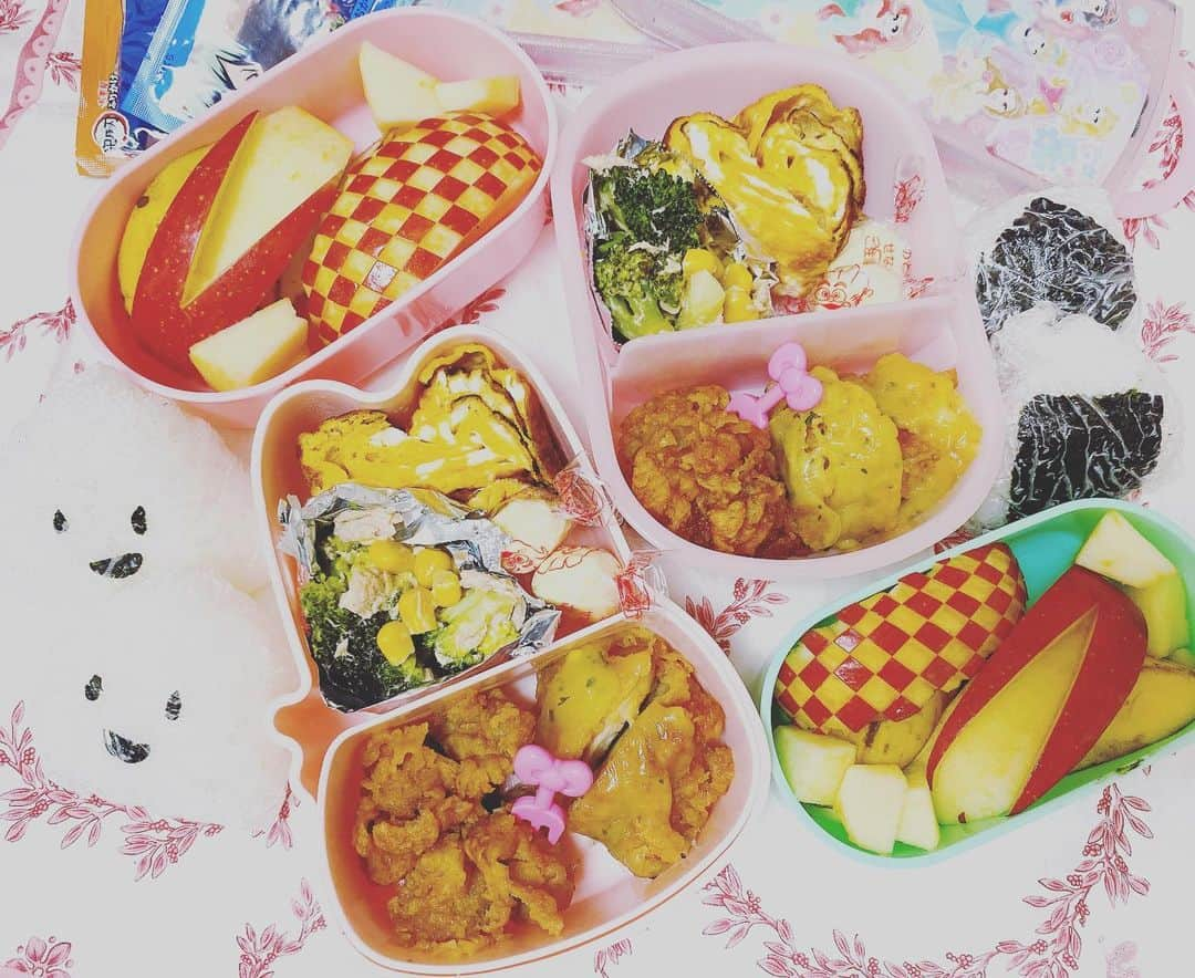 熊田曜子さんのインスタグラム写真 - (熊田曜子Instagram)「Children's lunch boxes I made.  雪の予報だったから 早起きしたけど雨だね🐌 いつものお弁当🍱  #お弁当　#弁当　#lunchbox #唐揚げ　#チーズ唐揚げ　#玉子焼き　#ブロッコリーとコーンとシーチキンのサラダ　#アンパンマンチーズ　#おにぎり　＃りんご」2月10日 7時26分 - kumadayoko