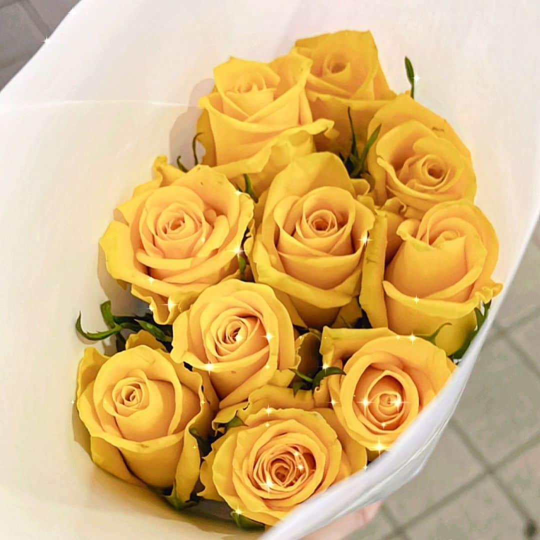 唯可（yuika）さんのインスタグラム写真 - (唯可（yuika）Instagram)「@kamo.mitsuwa で 体メンテナンスした後に寄ると 必ず買っちゃうお花屋さん🌹 . . お家にお花があると気持ちが明るくなるんだよね🤤💛 今回は黄色のバラを選びました〜💐 買ってきたお花ってどうやってら長持ちするんやろ？😹 誰かわかる人いる？ . . . #バラ#薔薇#花のある暮らし#はなのあるくらし#花のある生活#花束#黄色のバラ#インテリア#韓国インテリア」2月10日 7時44分 - yu.i.k.a