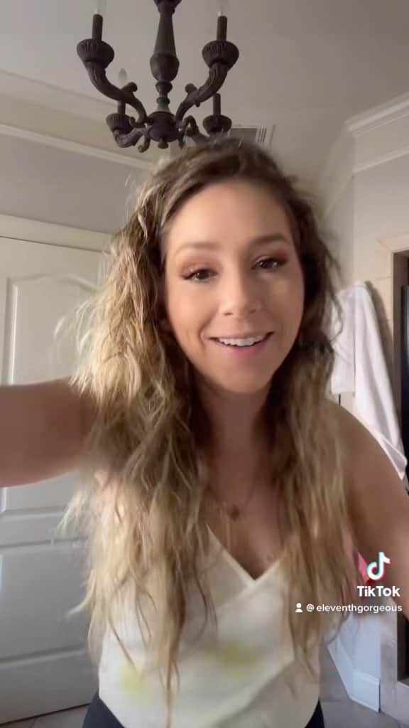 Tracy and Stefanieのインスタグラム：「Get ready with me! What order do you get ready? I do outfit, makeup, hair 💚🙃 #grwm getreadywithme」