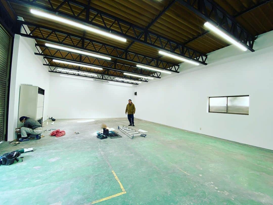 井田幸昌のインスタグラム：「I was secretly building a new studio extension for bronze works. Now I have a studio for painting, printmaking, clay, and wood sculpture in Japan. I will be able to concentrate more on my work. In the near future, I will also be setting up a base overseas. I will devote my entire life to art.  Wherever I am, my journey continues.」