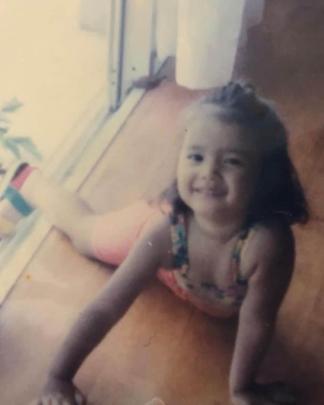 岸本セシルのインスタグラム：「ストーリーで載せて反響あったチビチビルーを投稿にも👧🏻🌈 . . 3才になった娘とそっくり！ 娘を知っている周りにも「似てる！！」ってコメントが😂❤️ . . . 5枚目は強そうすぎ🙄笑  #幼少期」